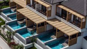 widok z powietrza na budynek z basenami w obiekcie Mon Repo Secret Suites w Laganas