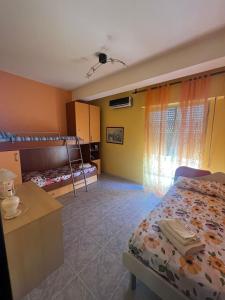 1 Schlafzimmer mit 1 Bett und 2 Etagenbetten in der Unterkunft Casa vacanza Alcamo Marina in Alcamo
