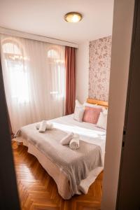 ein Schlafzimmer mit einem Bett mit Handtüchern darauf in der Unterkunft Apartman Emina in Mostar