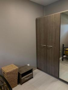 una camera con un grande armadio in legno e uno sgabello di MBS Studio LA CARAPA a Guenouillet