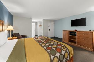 Habitación de hotel con cama y TV de pantalla plana. en Americas Best Value Inn Carlisle, en Carlisle
