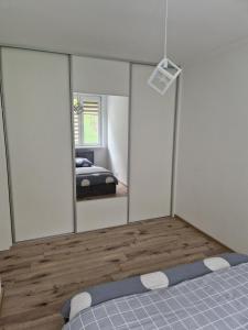 1 dormitorio con espejo y 1 cama. en Moniuszko, en Lesko