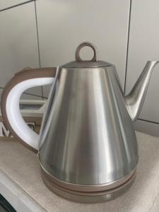 un bollitore per tè d'argento, posto su un bancone della cucina di Barone luxury rooms a Bari