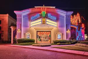 un edificio con luci sulla parte anteriore di Horseshoe Tunica Casino & Hotel a Tunica Resorts