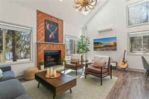 Khu vực ghế ngồi tại 3BR, Lakeview, Hot Tub, Nintendo Switch - Deer Haven Poconos Retreat