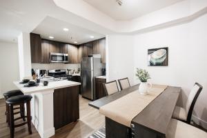 a kitchen and dining room with a table and a counter top at Ruby 2 BR apt in MiracleMile in Los Angeles