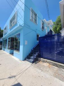 een blauw gebouw met trappen voor een winkel bij Two Duval Street Suites w pool in Key West +20 foto's