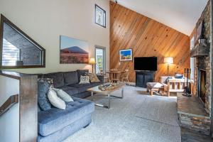 ein Wohnzimmer mit einem Sofa und einem Tisch in der Unterkunft Golf Home 155 in Black Butte Ranch