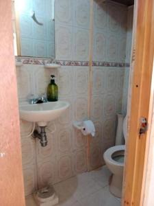 y baño con lavabo y aseo. en Alojamiento cómodo en una ubicación maravillosa!, en Cartagena de Indias