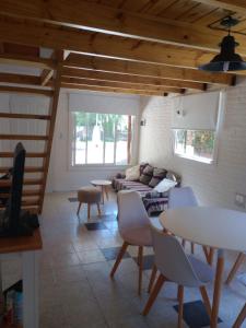 een woonkamer met een bank en een tafel bij Duplex en Santa Clara para 4/5 personas in Santa Clara del Mar