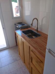 een keuken met een wastafel en een fornuis bij Duplex en Santa Clara para 4/5 personas in Santa Clara del Mar