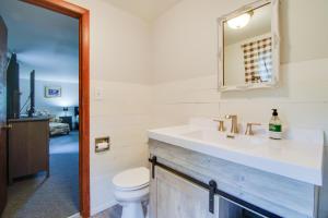 bagno con lavandino e servizi igienici di Inviting Twin Lakes Home with Indoor and Outdoor Bars! a Twin Lakes