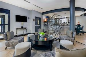 a living room with a table and chairs at Best Western Plus Bradenton Gateway Hotel in Bradenton