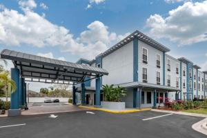 a large white building with a parking lot at Best Western Plus Bradenton Gateway Hotel in Bradenton
