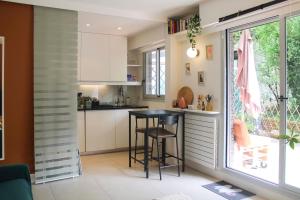 een kleine keuken met een tafel en een raam bij Studio with terrace near Paris in Boulogne-Billancourt
