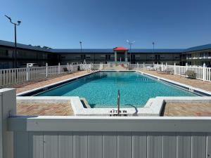 ein großer Pool in einem Gebäude in der Unterkunft Motel 6 Englewood in Englewood