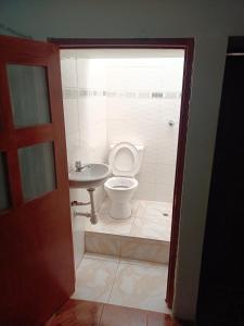 ein Bad mit einem WC und einem Waschbecken in der Unterkunft Oro Verde Hostal in Cusco