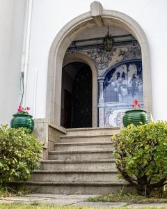 una entrada a un edificio blanco con escaleras en Espinho Vintage - Alojamento de Charme, en Espinho