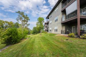 an empty yard next to a building at 1049 Branson Luxury retreat-Golf view-Silver Dollar city in Branson West