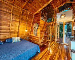 Eco Hotel Samaria , Aguas y Bosques في سان رافائيل: غرفة نوم بسرير وجدار خشبي