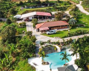 聖拉斐爾的住宿－Eco Hotel Samaria , Aguas y Bosques，享有带游泳池的度假村的空中景致