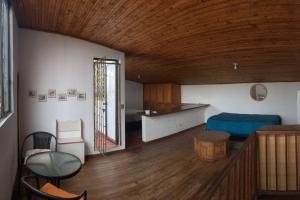 a living room with a bed and a room with a table at Cómodo dúplex. Vista a la ciudad in Cali