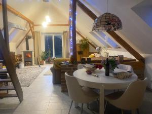 Posezení v ubytování Podkrovní studio apartment pro 1-5 osob