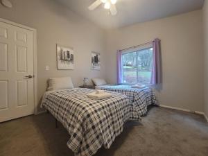 a bedroom with two beds and a window at Home in Groveland near Yosemite NP in Groveland