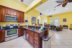 cocina grande con armarios de madera y sala de estar. en Villa Maria - Holmes Beach, FL en Holmes Beach