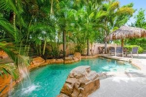 una piscina con cascada en un patio trasero en Villa Maria - Holmes Beach, FL en Holmes Beach