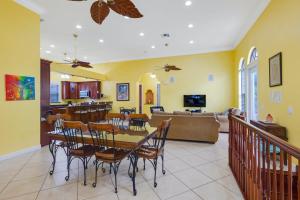 comedor y sala de estar con mesa y sillas en Villa Maria - Holmes Beach, FL en Holmes Beach