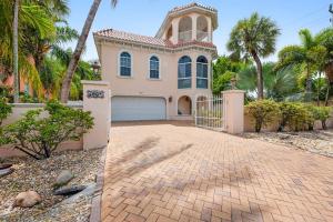 una casa con puerta y entrada en Villa Maria - Holmes Beach, FL en Holmes Beach