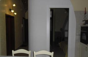 2 chaises blanches assises devant un miroir dans l'établissement Due Passi Dal Mare, à Termoli