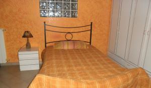 テルモリにあるDue Passi Dal Mareのベッドルーム1室(ベッド1台、ランプ、窓付)