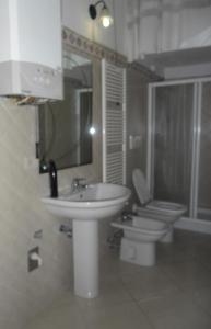 La salle de bains est pourvue d'un lavabo et de toilettes. dans l'établissement Due Passi Dal Mare, à Termoli