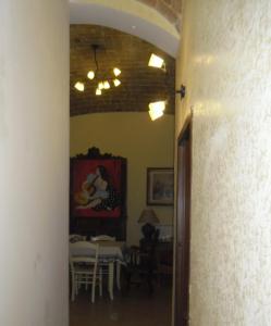 テルモリにあるDue Passi Dal Mareのダイニングルーム(テーブル付)へ続く廊下