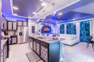 cocina con paredes azules y sala de estar. en Star Wars themed with pool and Game Room on Resort, en Davenport