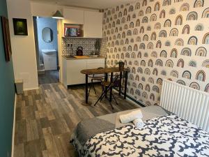 Urban Loft Studio #1 في لندن: غرفة نوم بسرير ومطبخ مع طاولة