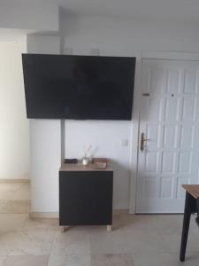 einen großen Flachbild-TV an der Wand in einem Zimmer in der Unterkunft Vistas al mar y a la montaña in Tabaiba