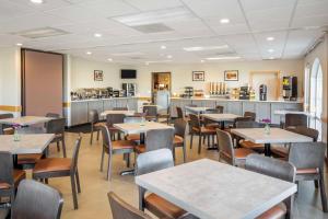 Restaurace v ubytování SureStay Plus by Best Western Enterprise