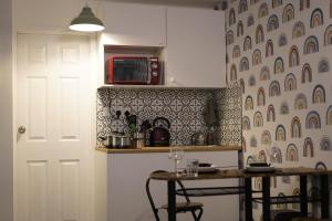 cocina con mesa y microondas en la pared en Urban Loft Studio #1 en Londres