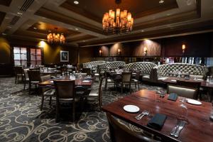 un restaurant avec des tables et des chaises et un lustre dans l'établissement Horseshoe Tunica Casino & Hotel, à Robinsonville
