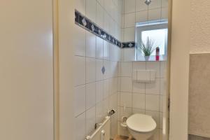 łazienka z toaletą i oknem w obiekcie Moderne Ferienwohnungen - Service wie im Hotel w mieście Göppingen
