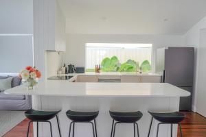 Η κουζίνα ή μικρή κουζίνα στο Springhill Retreat - Inner-city, pool + sauna