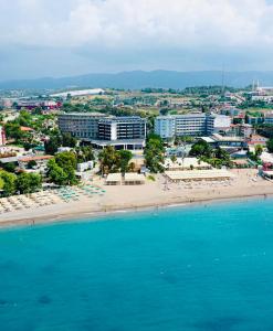 z powietrza widok na plażę i budynki w obiekcie SEAPHORIA BEACH HOTEL & Spa - by Mir'Amor-Ultra All Inclusive w mieście Antalya