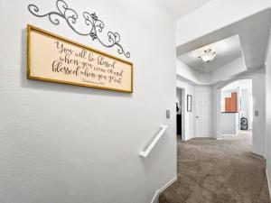 un corridoio con pareti bianche e un'immagine sul muro di BEAUTIFUL condo with POOL, SPA & GARAGE! townhouse a Litchfield Park