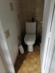 ein Bad mit WC in einem kleinen Zimmer in der Unterkunft Ker Loïc, Les Dunes, La Mer in Saint-Pabu