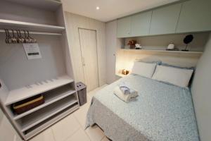 Apartamento EcoResort Carneiros في بريا دوس كارنيروس: غرفة نوم صغيرة مع سرير وفوطة عليه
