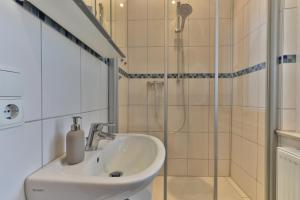 Koupelna v ubytování Studio Suite mit Service wie im Hotel + 34 fotografií