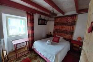 ein kleines Schlafzimmer mit einem Bett und einem Fenster in der Unterkunft Spacious 150 m old house in Berric in Berric